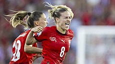 Nadine Riesenová (vpravo) a Viola Calligarisová ze výcarska se radují z gólu.