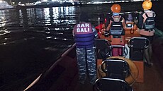 Záchranái pátrají po obtech nehody trajektu u indonéského ostrova Bali. (3....