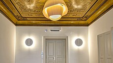 Výbr lustru se musel podídit podob stropu.