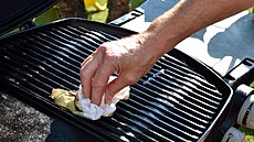 M�í�ku grilu �ist�te v hodn� rozpáleném stavu.