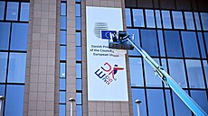 V Bruselu pemalovávají budovy EU do dánských barev- (2. ervence 2025)