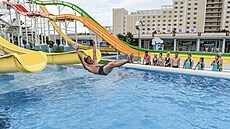 Severokorejci si u�ívají radovánek v nov� otev�eném turistickém centru v...