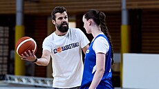 Viktor Prua, trenér reprezentace basketbalistek do 19 let, v píprav na...