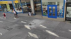 Výmol v eské ulici v Brn ped obchodním domem Vágner, jeho opravu inicioval...