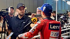 Karel Abraham (elem) pi své nové práci televizního reportéra a komentátora....