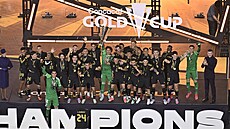Fotbalisté Mexika slaví vítzství ve Zlatém poháru.