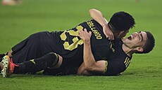 Mexiané Jesús Gallardo a Johan Vásque slaví výhru ve Zlatém poháru.