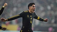 Edson Álvarez z Mexika slaví ve finále Zlatého poháru proti USA.