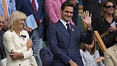 Roger Federer mává fanou�k�m ve Wimbledonu.