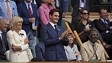 Roger Federer tleská po výhe Novaka Djokovie nad Alexem de Minaurem ve...