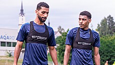 Omántí fotbalisté Khalid Al-Braiki a Abdulrahman Al-Mushaifri z Artisu Brno.