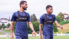 Omántí fotbalisté Khalid Al-Braiki a Abdulrahman Al-Mushaifri z Artisu Brno.