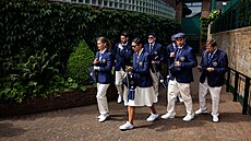 Skupinka wimbledonských rozhod�ích na snímku z roku 2019.