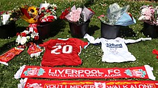 V Liverpoolu vzniklo po úmrtí Dioga Joty pietní místo kousek od stadionu...