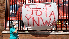 Plachta u stadionu Anfield mluví za ve.