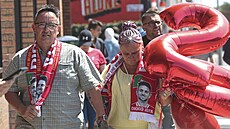 Zdrcení liverpooltí fanouci míí k pietnímu místu pro Dioga Jotu.