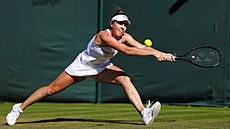 Linda Nosková se natahuje za míkem ve druhém kole Wimbledonu.