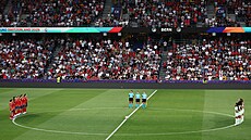 panlské a portugalské fotbalistky drí minutu ticha za Dioga Jotu a jeho...