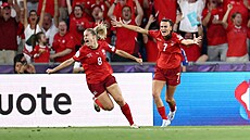 Nadine Riesenová a Riola Xhemailiová ze výcarska slaví gól proti Norsku na...