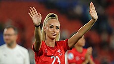 výcarská fotbalistka Alisha Lehmannová zdraví fanouky na Euru,