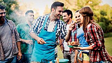 Zahradní party v plném proudu. P�i výb�ru nového grilu se nenechte ovlivnit pouze designem, ale p�edev�ím tím, jak �asto plánujete grilovat a kolik �asu chcete v�novat p�íprav� ohn� �i následnému úklidu.