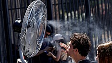 Ventilátor vykouzlí doma p�íjemný chládek, p�esto�e reáln� neochladí místnost ani o jeden stupe�.