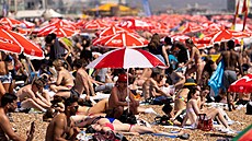 Návtvníci pláe si uívají moe bhem teplého poasí v Brightonu. (30. ervna...