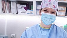 Mladá veterinární asistentka Elizabeth Jitka Novotný Ol�anská v práci uspává...