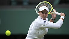 Barbora Krejíková odehrává mí ve tetím kole Wimbledonu.