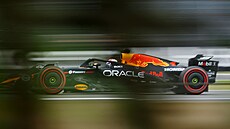 Max Verstappen z Red Bullu absolvuje kvalifikaci na okruhu Silverstone.