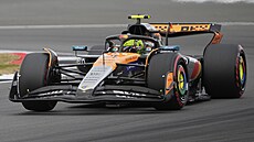 Lando Norris z McLarenu absolvuje kvalifikaci na okruhu Silverstone.