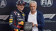 Max Verstappen z Red Bullu pózuje s fotbalovým trenérem Josém Mourinhem po...