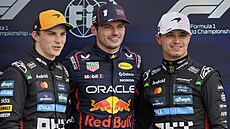 Max Verstappen z Red Bullu (uprosted) pózuje po vítzné kvalifikaci formule 1...