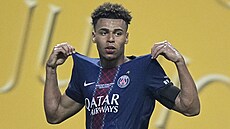 Désiré Doué z PSG se raduje z trefy proti Bayernu Mnichov ve tvrtfinále MS...