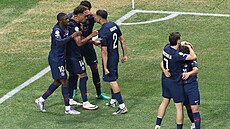 Hrái PSG slaví gól proti Bayernu Mnichov ve tvrtfinále MS klub.