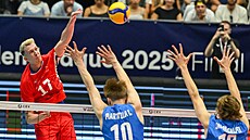 Marek �otola sme�uje ve finále Evropské ligy volejbalist� proti Finsku.