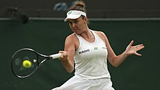 Linda Nosková odvrací míek v osmifinále Wimbledonu.