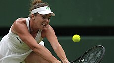 Linda Nosková odehrává míek v osmifinále Wimbledonu.
