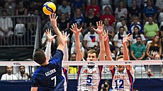 Volejbalisté Adam Zajíek a Martin Licek blokují mí v semifinále Final Four...