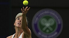 Linda Nosková servíruje v osmifinále Wimbledonu.
