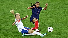 Anglianka Leah Williamsonová v souboji se Sakinou  Karchaouiovou z Francie.