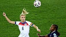 Anglianka Leah Williamsonová hlavikuje v utkání s Francií.