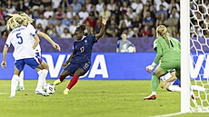 Francouzka Sandy Baltimoreová skóruje v utkání s Anglií.