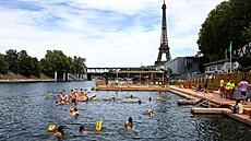 Pa�í� v sobotu po sto letech zlegalizovala koupání v Sein�. Jedno ze t�í...