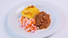 Trhané vepové maso v BBQ omáce, gratinované brambory a zelný salát s kenem a...