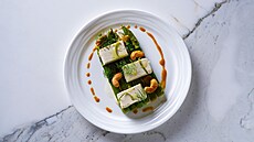 Hedvábné tofu s poírovaným chestem, sójovou emulzí s olivovým olejem, keu...
