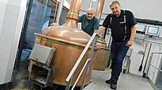 Dva ze tí spoleník, zleva Jií Mazal a Radek Padrtka, vaí pivo tajgr.