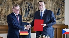N�mecký ministr zahrani�í Johann Wadephul (vlevo) se v Praze se�el se svým...