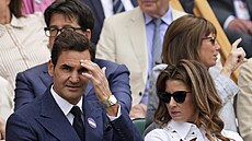 Roger Federer se svou enou Mirkou sledují dní na center kurtu ve Wimbledonu.