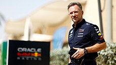 éf stáje Red Bull Christian Horner kráí paddockem v Bahrajnu.